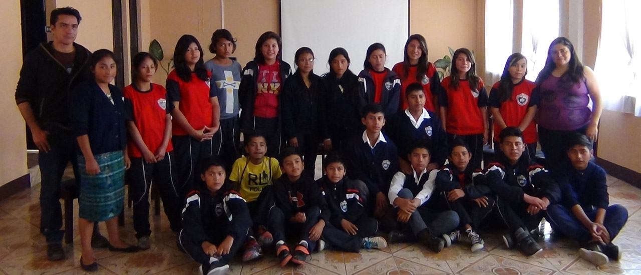 Las Poderosas Teatro sensibilizan a jóvenes guatemaltecos en contra de la violencia