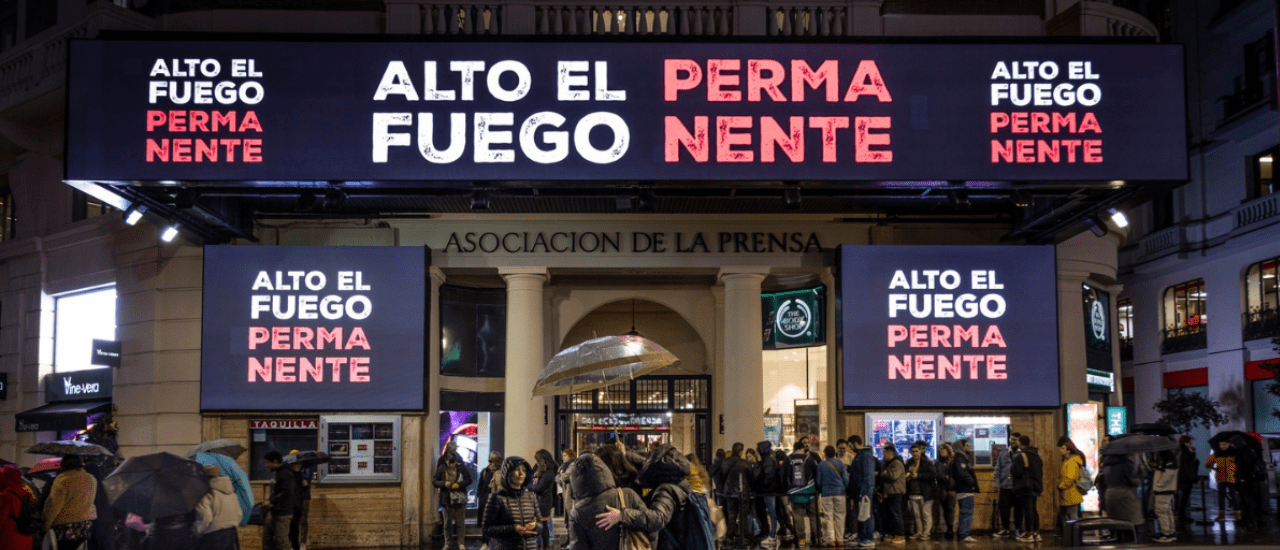 Las ONG españolas iluminan el centro de Madrid con un mensaje de alto el fuego permanente en Gaza e Israel